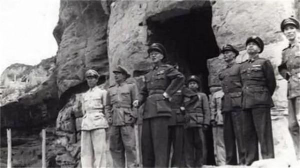 1947年蔣介石秘訪延安，坐矮凳睡毛主席的窯洞，那晚他徹夜未眠