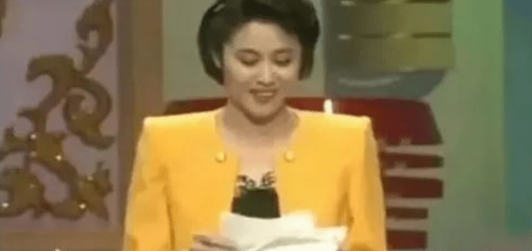 《杭州新聞聯播》提詞器宕機，男主播表情管理失控，狂按遙控被嘲