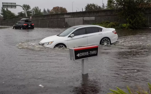 加州網友：終於等到下雨啦！乾旱的加州，一次性被罕見“炸彈氣旋”澆透了