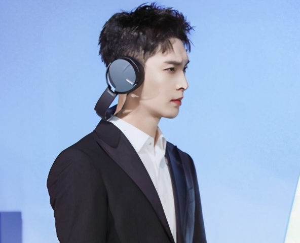 張藝興參加長江商學院面試，事業學習兩手抓，不愧是正能量的榜樣