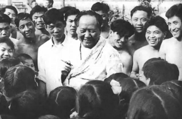 1959年，毛主席重回韶山，共和3000名鄉親握手，最後手竟然握腫了