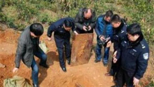 2018年，湖北農民家中祖墳被盜，警察趕來後，村民憶起往事