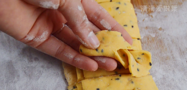 1個紅薯放鍋裡炸一炸，出鍋馬上變成一道快失傳的美食，太香了