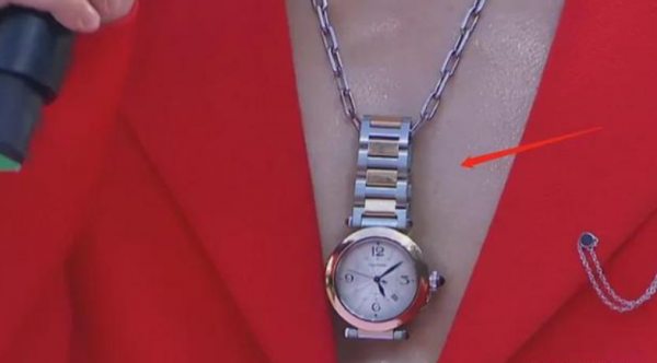 GQ盛典有多尷尬?楊天真蝴蝶結被吹垮,網友:關曉彤快換造型師 GQ盛典有多尷尬?楊天真蝴蝶結被吹垮,網友:關曉彤快換造型師