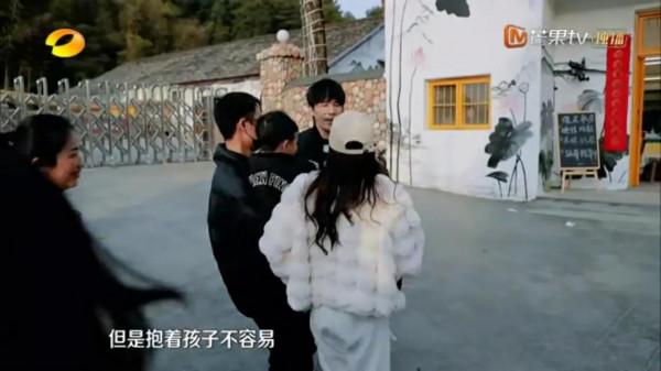 朱丹被農村廁所嚇退，賈玲就地解決，沈夢辰為啥還愛上了農村？