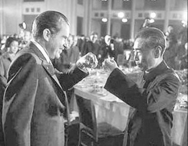 1972年,周恩來送尼克松夫人一盒香菸,接著說一番話讓她激動不已 1972年,周恩來送尼克松夫人一盒香菸,接著說一番話讓她激動不已