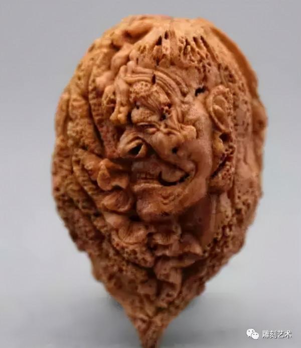 桃子誰都吃過,可是如此勁爆的桃核雕刻誰見過? 桃子誰都吃過,可是如此勁爆的桃核雕刻誰見過?