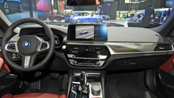 開3年比燃油版少1萬多，寶馬5系插混能省回差價嗎？