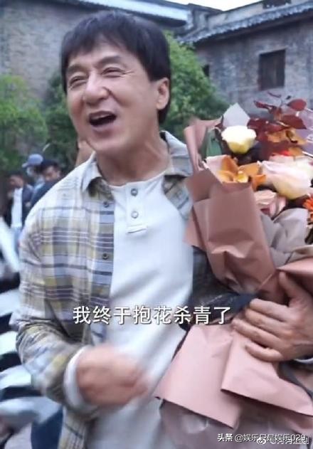 67歲成龍拍戲趴地吃土，為兒子鋪路不敢退休，卻把自己熬成爛片王