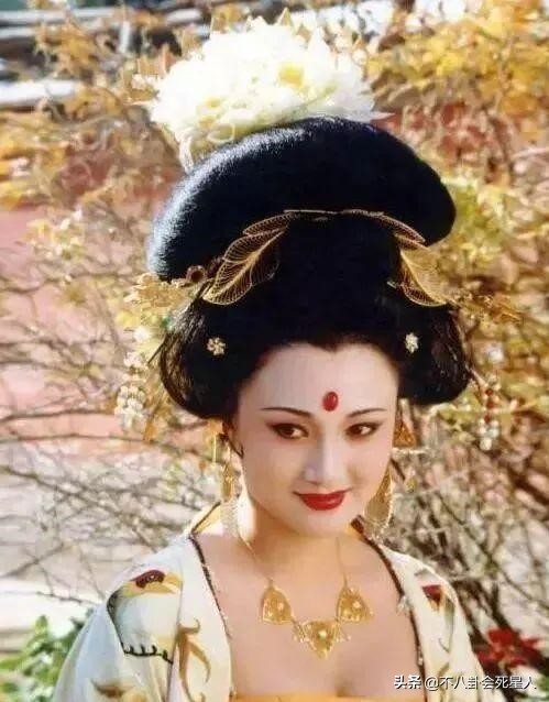 年輕貌美如花，老了狀態各異，這10位女星告訴你：歲月也會敗美人