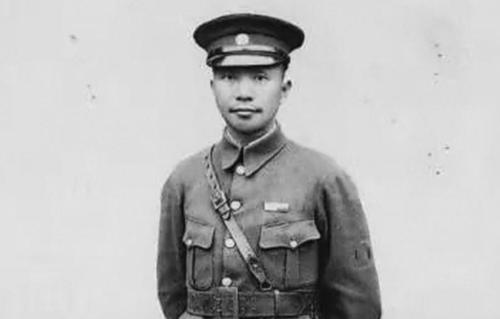 蔣介石看著十大元帥名單，沉思一會指著陳毅說：這人太厲害了