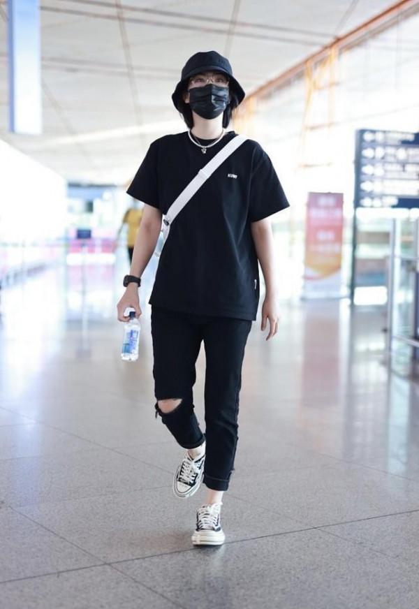 華為二公主不走甜美路線改走帥氣風，感覺挺適合的，戴髮帶好帥氣