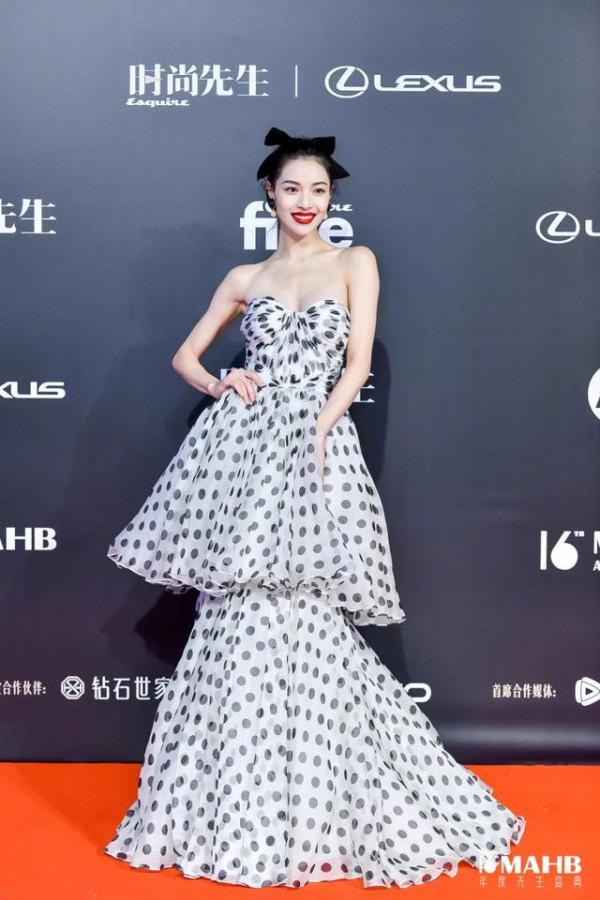 公主裙也不保險？湯唯穿仙女裙造型拖沓壓比例，效果不如隨性西裝