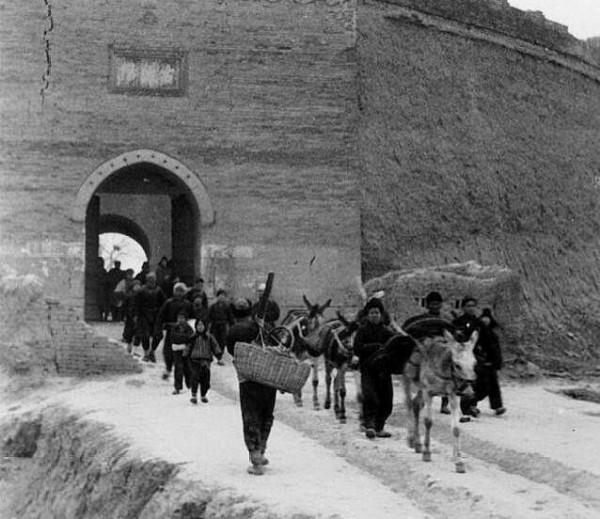 一張讓人淚目的全家福:照相時烈士已犧牲,妻子只能用身體支撐他 一張讓人淚目的全家福:照相時烈士已犧牲,妻子只能用身體支撐他