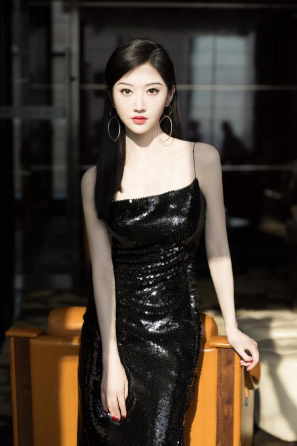 景甜時尚穿搭女人味十足 網友們最愛追她哪些作品評論關注轉發分享 景甜時尚穿搭女人味十足 網友們最愛追她哪些作品評論關注轉發分享