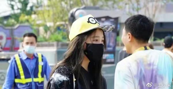 盤點環球影城偶遇明星生圖,白敬亭似商務精英,林依輪兼職賣貨? 盤點環球影城偶遇明星生圖,白敬亭似商務精英,林依輪兼職賣貨?