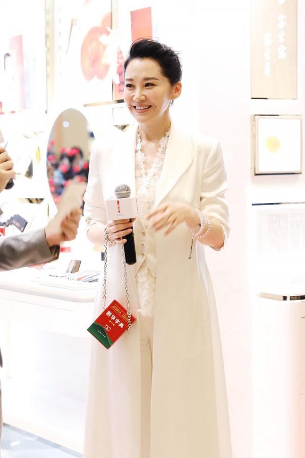 52歲許晴真年輕，穿紅大衣配長靴開心大笑，見識到了真正的氣質美