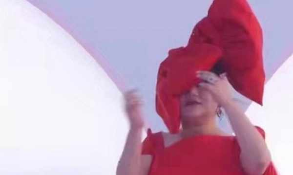 GQ盛典有多尷尬?楊天真蝴蝶結被吹垮,網友:關曉彤快換造型師 GQ盛典有多尷尬?楊天真蝴蝶結被吹垮,網友:關曉彤快換造型師