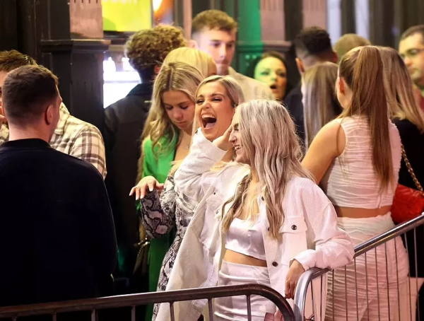 零下低溫照樣光腿亮相：英國人“雨天不打傘”真是因為體質逆天？