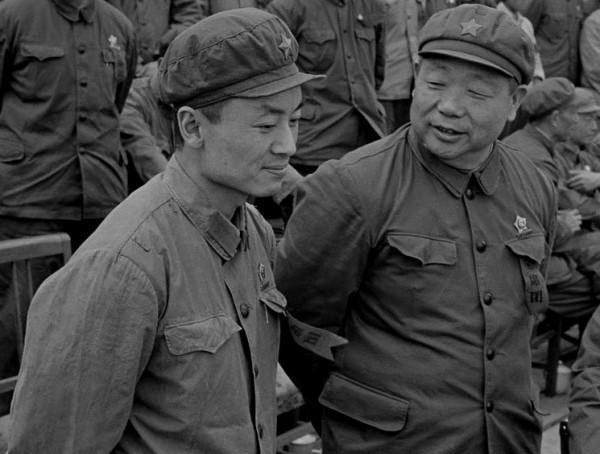 47年，農村老太來部隊尋兒子，報出姓名後，發現她是司令員的母親