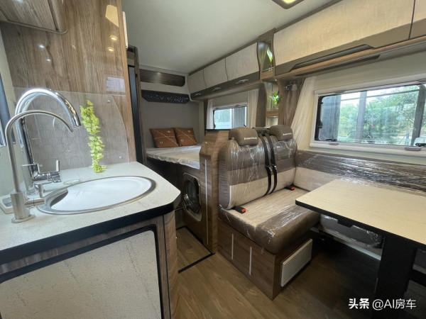 顏值效能都一流，還帶兩種佈局，不愁水電，實拍國產羅曼特斯房車