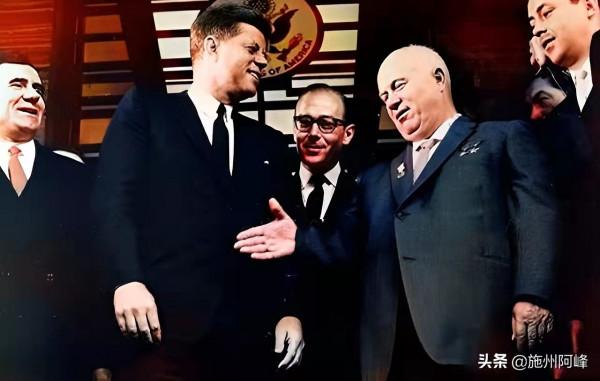 老照片：日本東京的地鐵，非洲的修女，英國首相官邸的丘吉爾