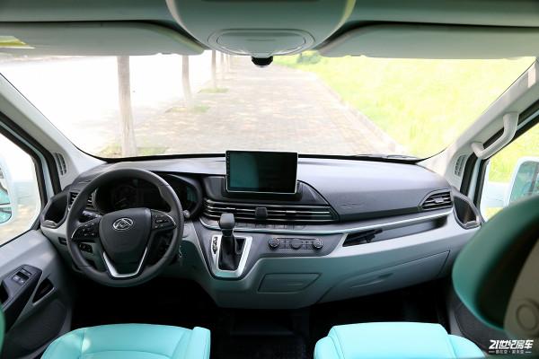 少女心配蒂芙尼藍，嫩你一臉，網紅小姐姐訂製款大通V90房車