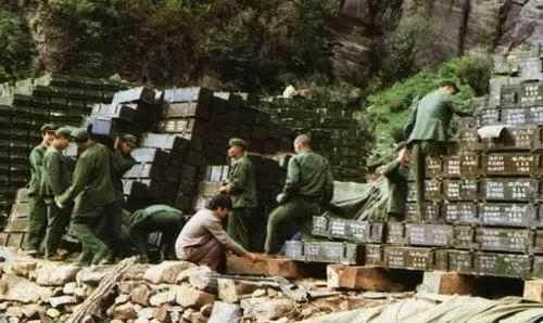 尼赫魯向美求援後，調3萬兵力再襲邊境，丁盛少將下令：關門打狗