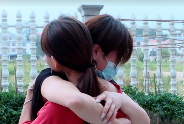 父親娶了後媽,弟弟像“狗”一樣被拴著打,姐姐不忍心:你快跑 父親娶了後媽,弟弟像“狗”一樣被拴著打,姐姐不忍心:你快跑