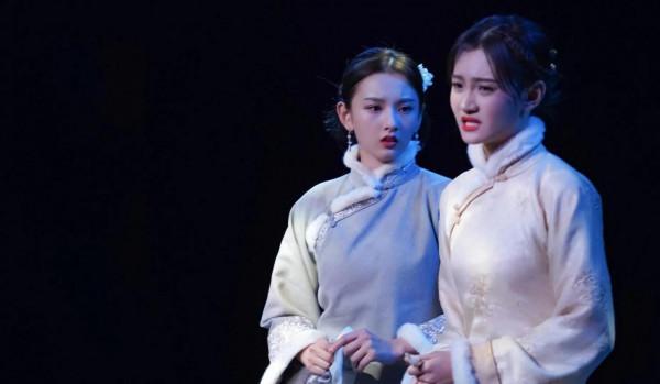 宋祖兒學校期末匯演的現場生圖，即漂亮又會演的妹子 ​​​