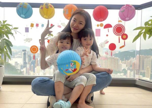 熊黛林曬與雙胞胎女兒過中秋,陽臺上做紙燈籠,母女三人開心比耶 熊黛林曬與雙胞胎女兒過中秋,陽臺上做紙燈籠,母女三人開心比耶