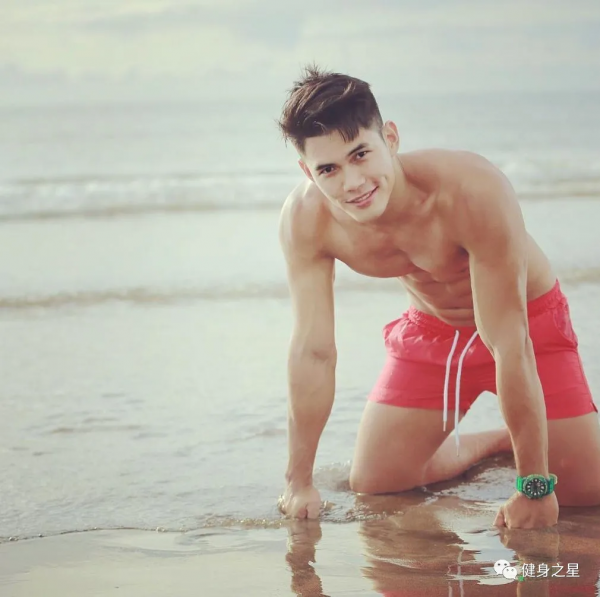 183公分肌肉小哥，因釋出一組沖涼照，一身好看的腱子肉引人注目