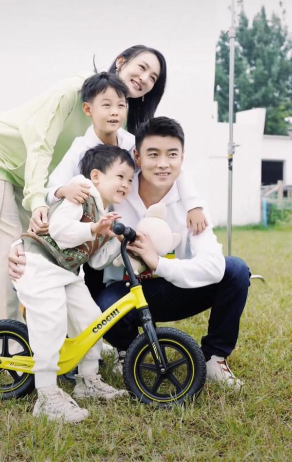 世界冠軍王皓全家出遊，一家四口高顏值被贊，妻子美貌不輸明星