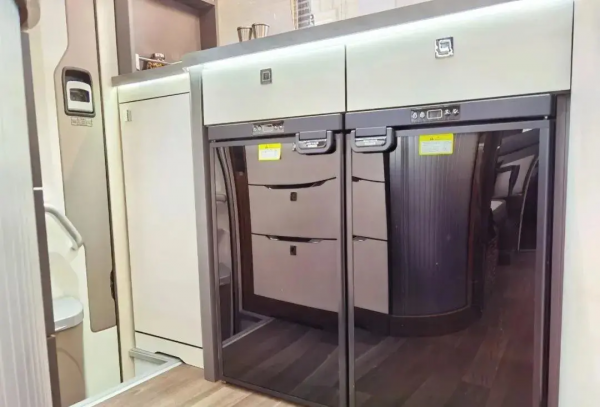 超大投影秒變家庭影院:寬大V8 plus 實用兼具高顏值 大家庭舒心選擇 超大投影秒變家庭影院:寬大V8 plus 實用兼具高顏值 大家庭舒心選擇