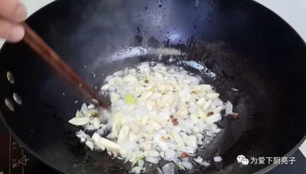 夏天要多吃涼拌菜，加一個鴨蛋，比蟹黃魚子醬還香，下酒又下飯