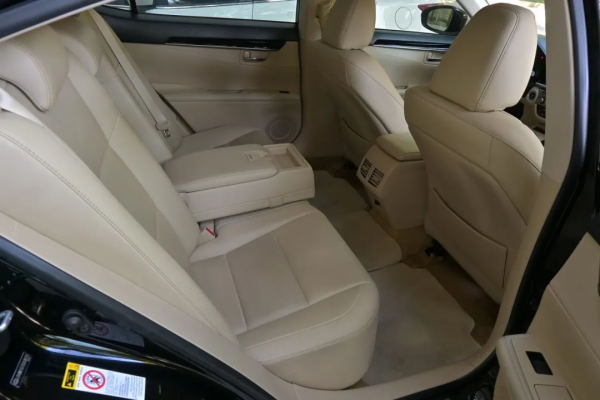 細數二手雷克薩斯ES300h的特點，什麼樣的人適合當車主？