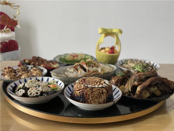 花150塊錢、用12小時給媽媽打造生日宴，客人：最精緻的大餐