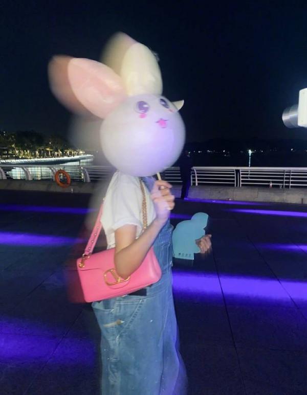 關曉彤曬海邊夜市plog 穿揹帶褲坐路邊開心嘗美食