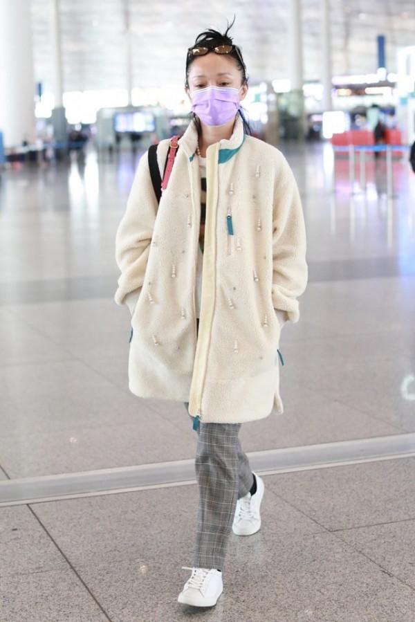 周迅私下裡沒啥女明星的樣子,感覺跟剛進城似的,差點認不出來了 周迅私下裡沒啥女明星的樣子,感覺跟剛進城似的,差點認不出來了