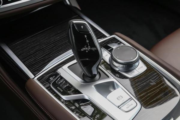 真正的旗艦D級車，軸距超3米2，動力強勁又豪華，實拍寶馬7系