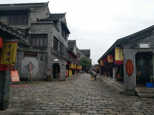 一名國軍女中尉發現飯店爆滿，換上旗袍找新四軍：敵人馬上要進攻