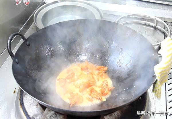 這才是油燜大蝦的家常做法，色澤金黃，鮮嫩滑口，味道不輸飯店