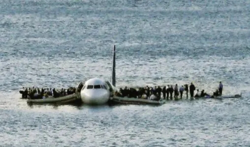 1954年我軍誤擊英國客機，美軍派2艘航母威逼，引發海南中美空戰