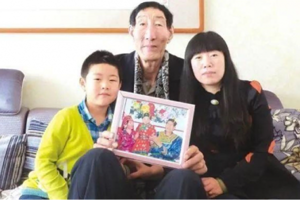 “中國巨人”鮑喜順，不顧醫生勸阻，57歲生下兒子，如今怎樣了？