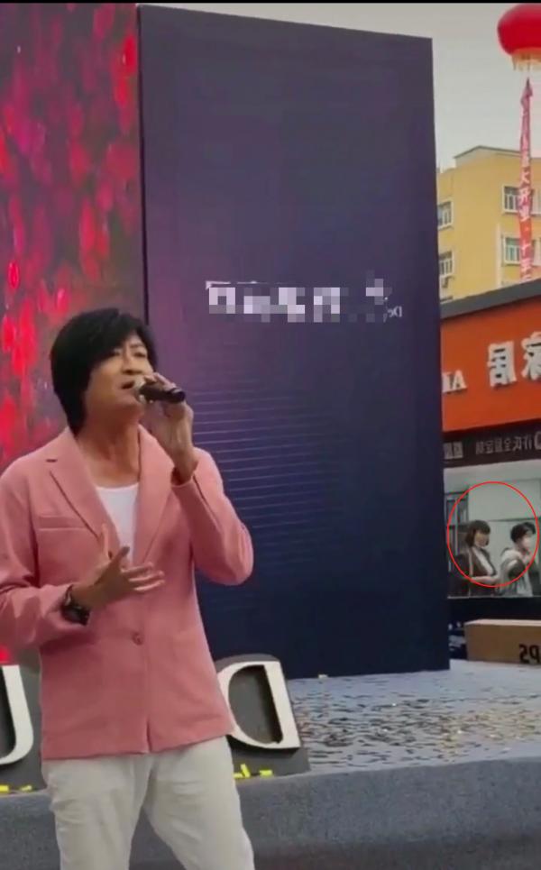 52歲游鴻明現身商演,露天舞臺環境簡陋,學霸女兒顏值高疑想出道 52歲游鴻明現身商演,露天舞臺環境簡陋,學霸女兒顏值高疑想出道