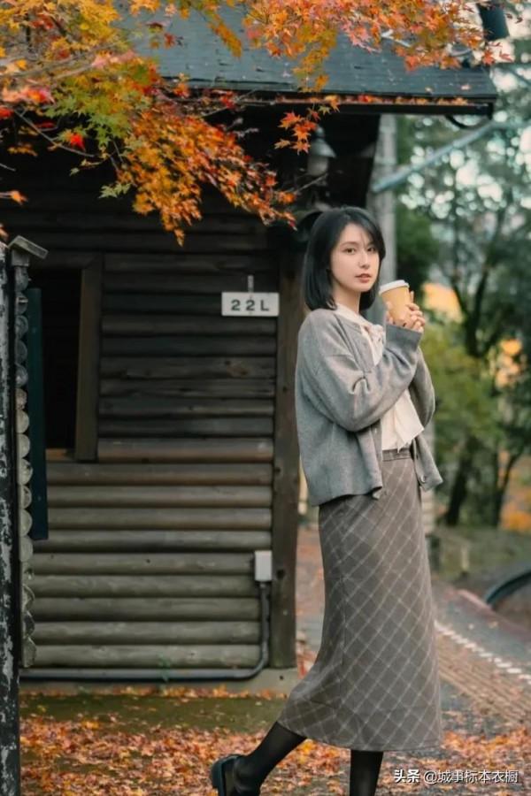 只是在紅葉的車站停留了幾分鐘，秋冬是真的很美