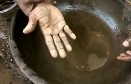 印度窮人的致富之路：用下水道的淤泥提煉黃金，一天能賺幾千元