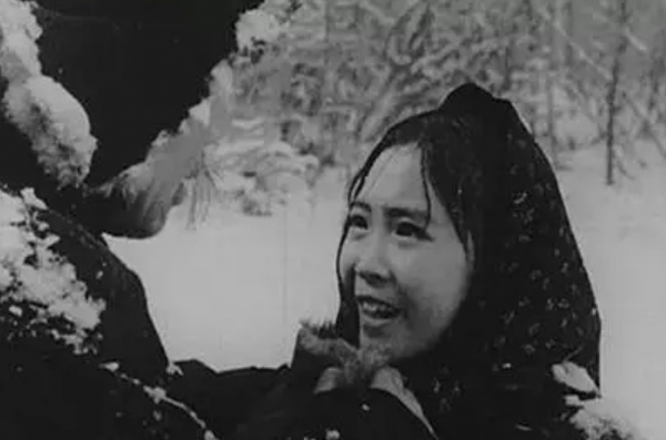 第一個甩了謝賢的女人，因慈善向那英下跪，蕭芳芳到底是什麼來頭