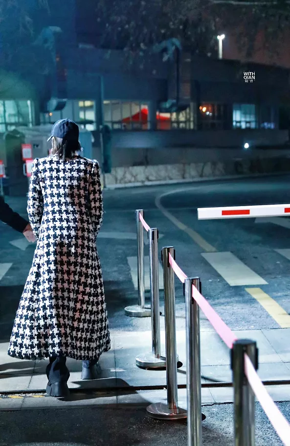 春晚私服比拼：趙麗穎千元夾克可愛減齡，張小斐萬元大衣輸給宋茜