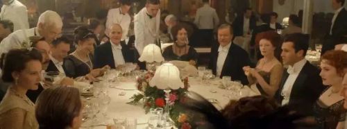 親，那些扛著炸藥包的共產黨員，用生命和鮮血守護的才叫民主